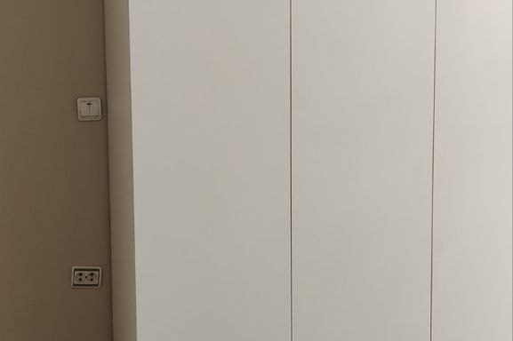 Стильный распашной шкаф в небольшую комнату